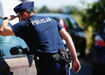 Dziecko zatrzaśnięte wewnątrz nagrzanego samochodu. Niebezpieczna sytuacja w Skierniewicach