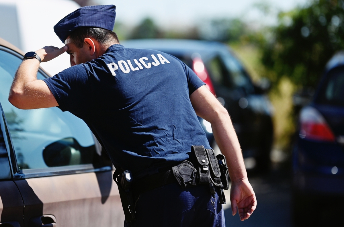 Dziecko zatrzaśnięte wewnątrz nagrzanego samochodu. Niebezpieczna sytuacja w Skierniewicach