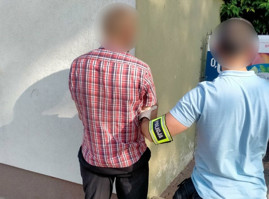 Kościelny rabuś ukrył się w konfesjonale. 39-latek ukradł wino mszalne i 320 złotych 2 Kościelny rabuś ukrył się w konfesjonale. 39-latek ukradł wino mszalne i 320 złotych z puszki na datki