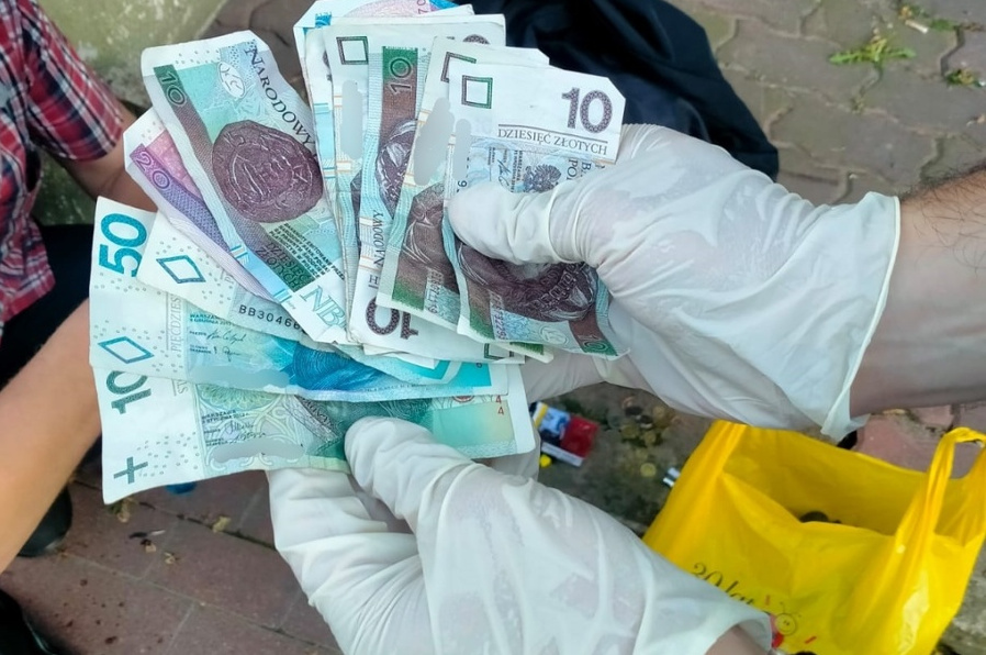 Kościelny rabuś ukrył się w konfesjonale. 39-latek ukradł wino mszalne i 320 złotych 3 Kościelny rabuś ukrył się w konfesjonale. 39-latek ukradł wino mszalne i 320 złotych z puszki na datki