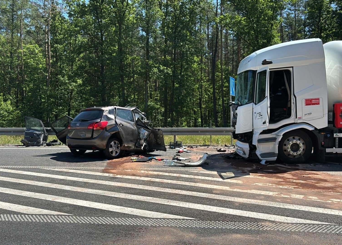 Śmiertelny wypadek na DK74. Zderzenie samochodu osobowego z ciężarówką