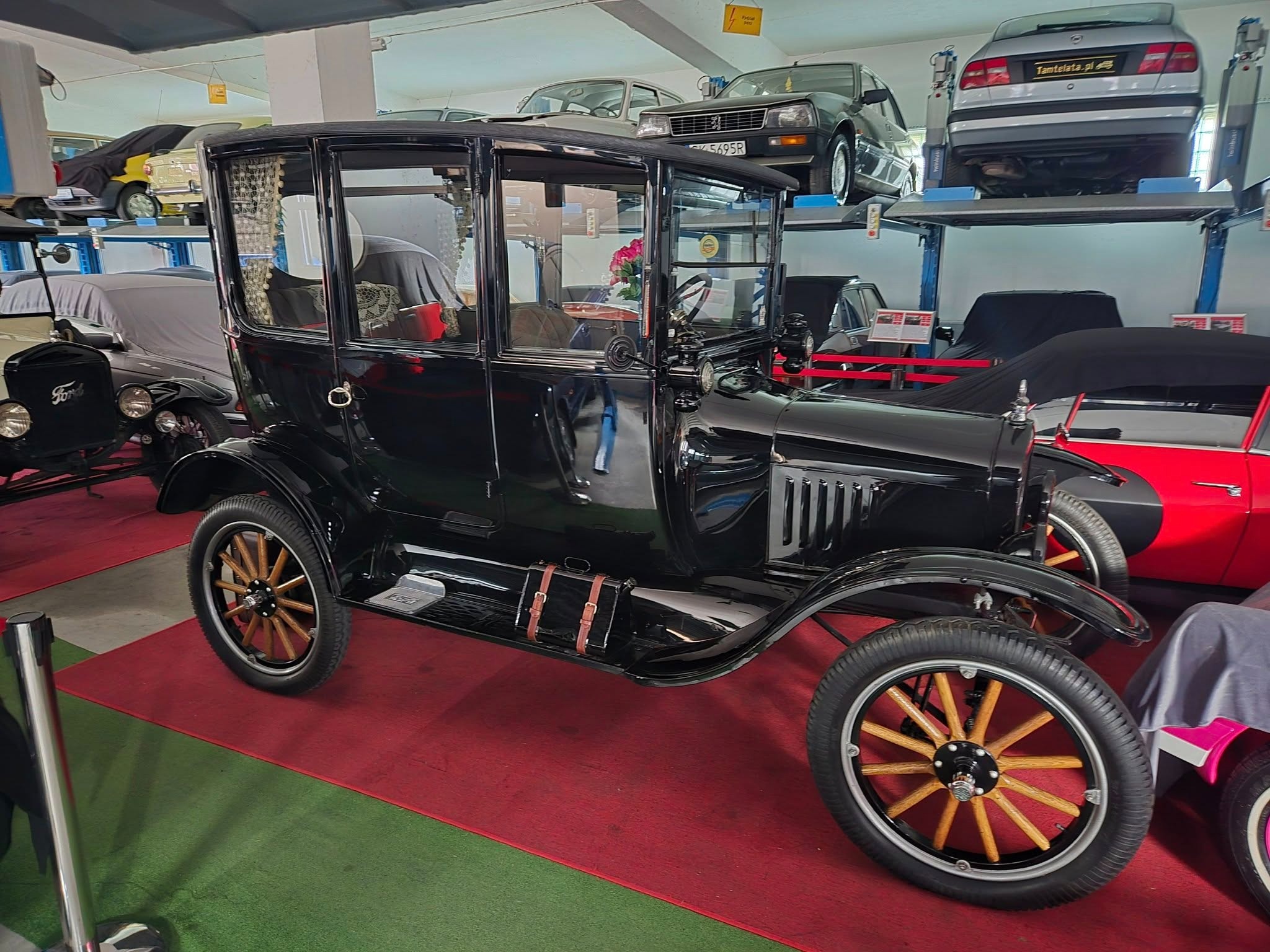 Zabytkowe samochody w Zgierzu. Blisko 300 perełek motoryzacji