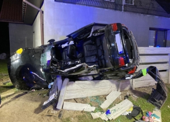 Groźny wypadek pod Pajęcznem. Kierowca BMW wjechał w dom