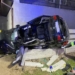 Groźny wypadek pod Pajęcznem. Kierowca BMW wjechał w dom