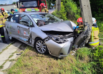 Rozbita taksówka na Pomorskiej w Łodzi. Służby w akcji 5 Rozbita taksówka na Pomorskiej w Łodzi