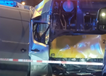 Rozbite autobus i dostawczak. Nocny wypadek przy Czerwonym Rynku w Łodzi