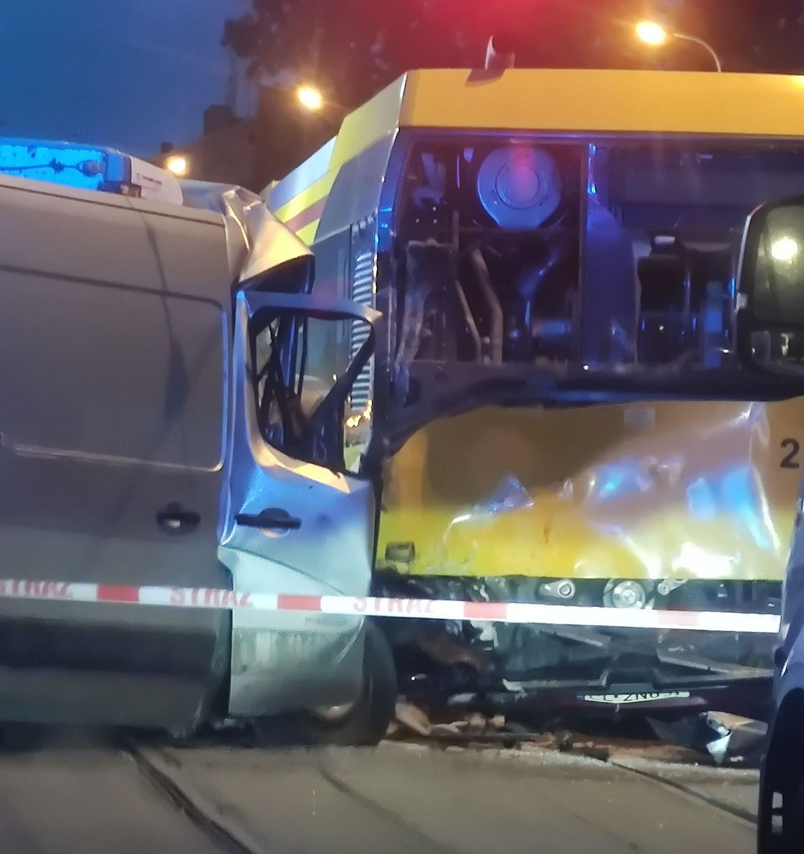 Rozbite autobus i dostawczak. Nocny wypadek przy Czerwonym Rynku w Łodzi