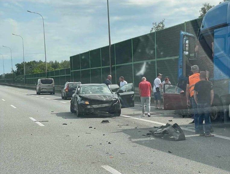 Kolizja na autostradzie A1. Korek w kierunku Łodzi