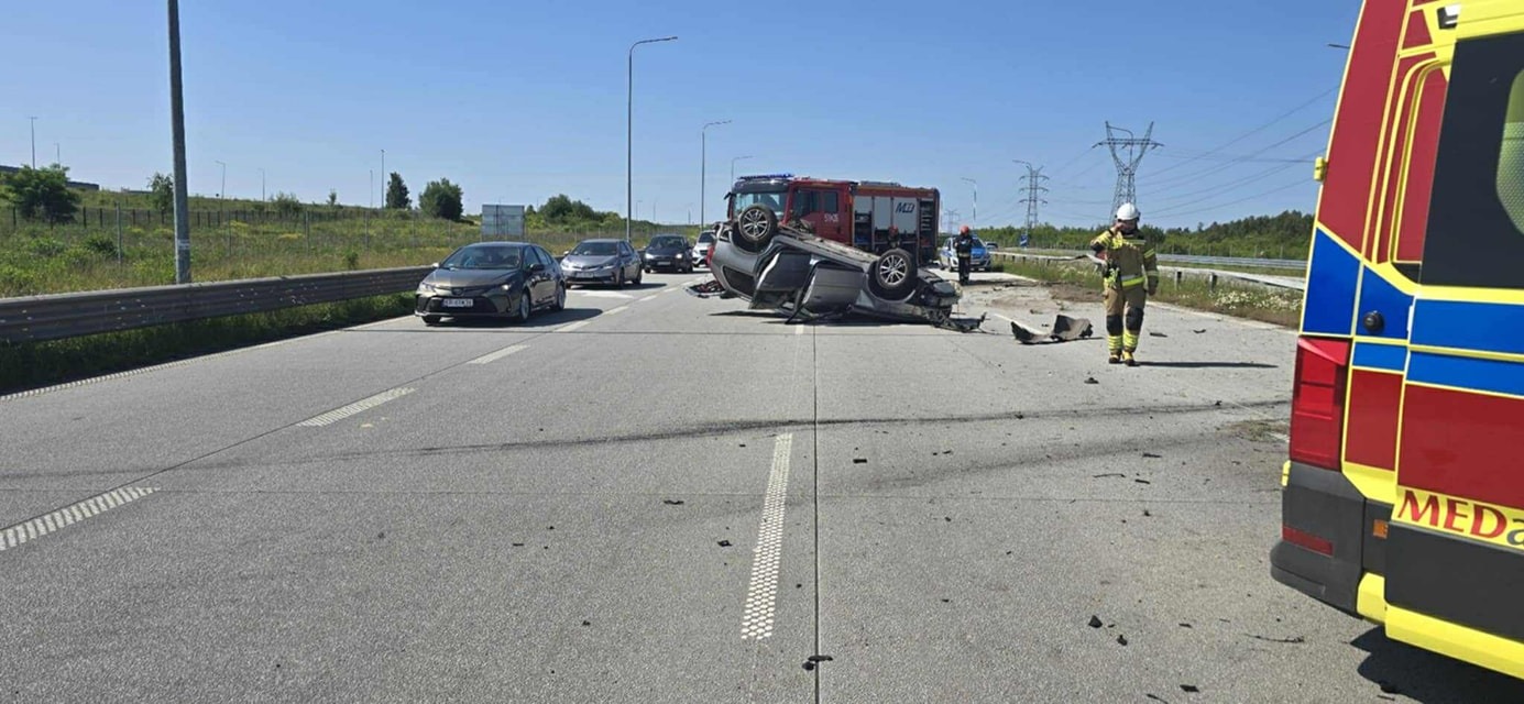 Dachowanie na A1 za zjazdem na Radomsko. Utrudnienia w kierunku Gdańska