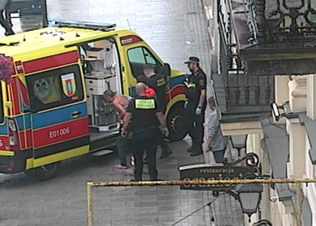 Twierdził, że został pobity przez kiboli. Zakrwawiony półnagi mężczyzna na Piotrkowskiej