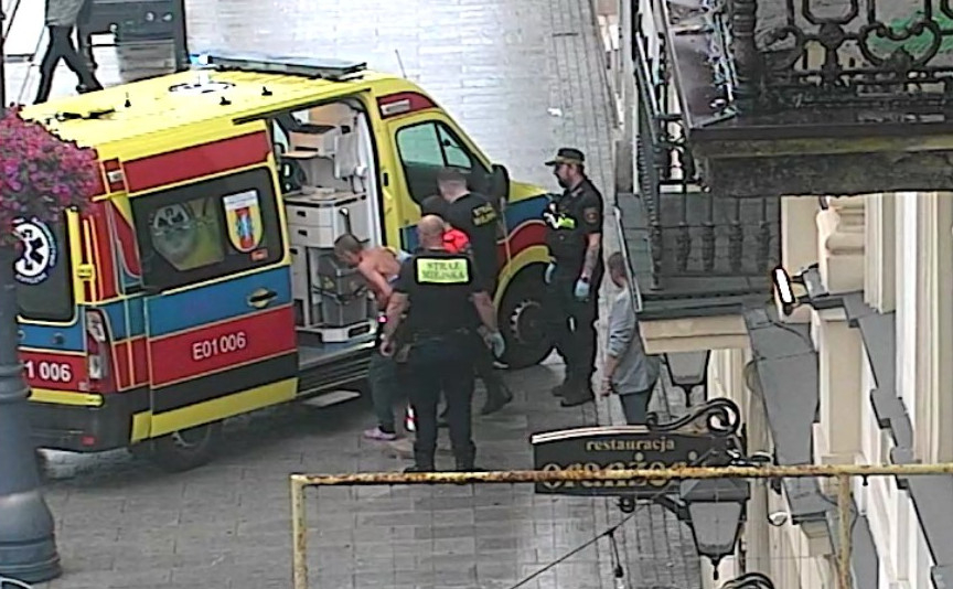 Twierdził, że został pobity przez kiboli. Zakrwawiony półnagi mężczyzna na Piotrkowskiej
