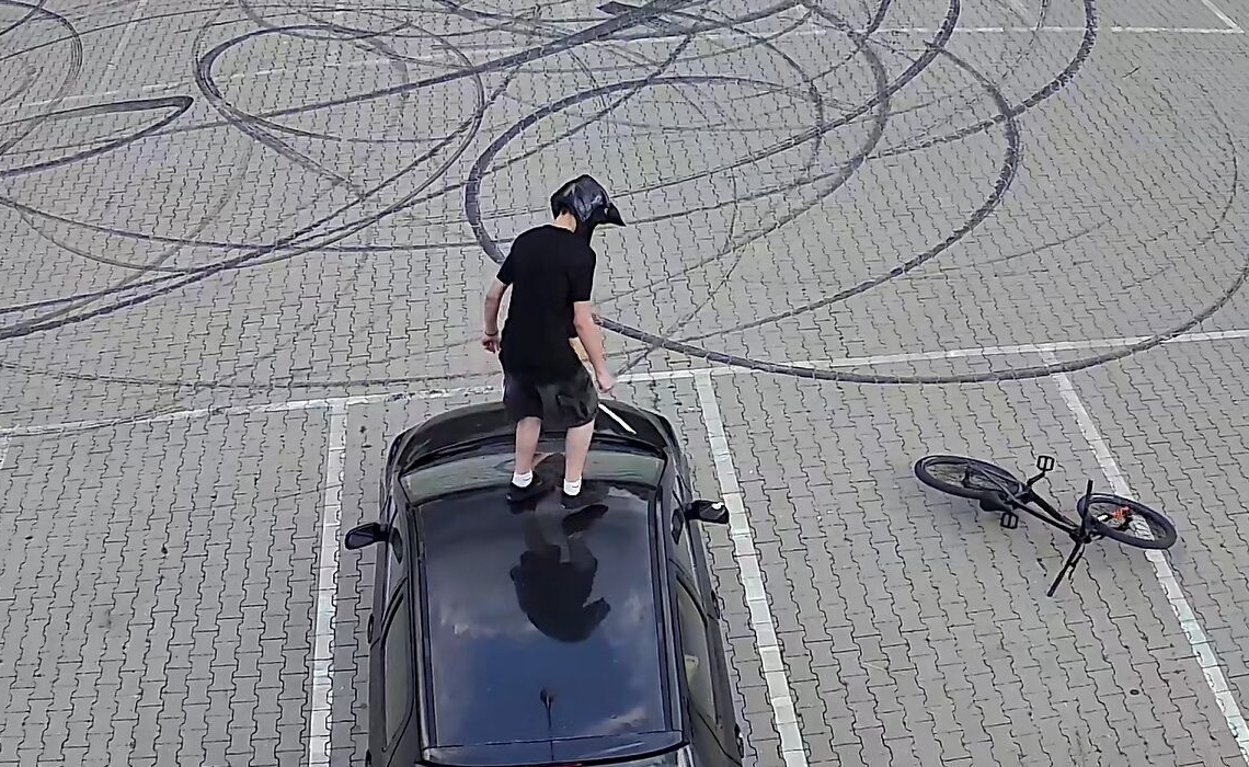 Demolka w Andrespolu. Wandale zniszczyli samochód