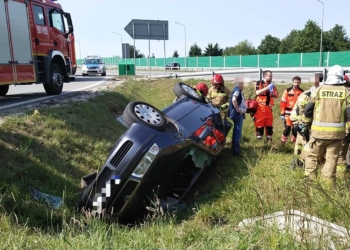 Auto dachowało na S14 w okolicy Aleksandrowa. Zablokowany zjazd