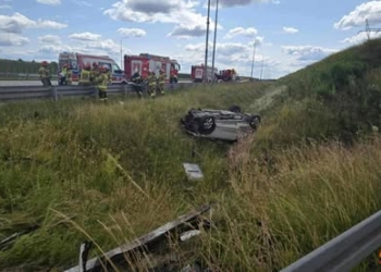 Groźny wypadek na A1. Dachował samochód osobowy