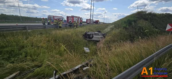 Groźny wypadek na A1. Dachował samochód osobowy