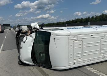 Wypadek dostawczaków na A1. Zablokowany pas w kierunku Łodzi