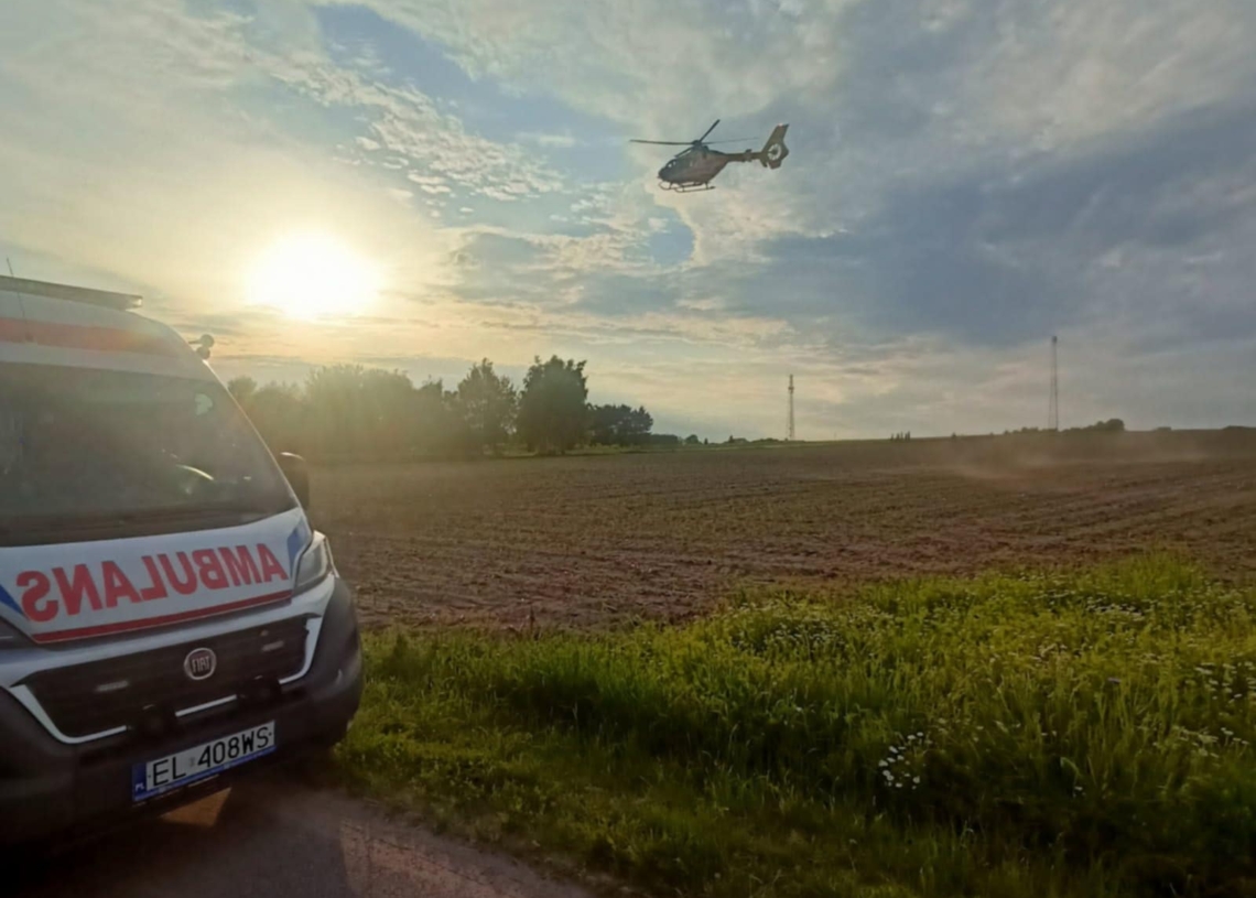 Wypadek pod Piotrkowem. 14-latek stracił panowanie nad motorowerem, interweniował śmigłowiec LPR 1 Wypadek pod Piotrkowem. 14-latek stracił panowanie nad motorowerem, interweniował śmigłowiec LPR