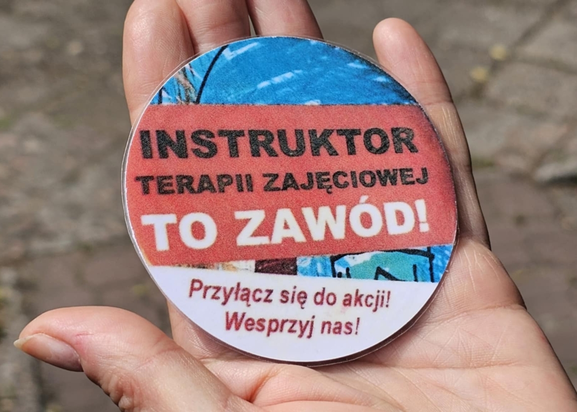Instruktorzy terapii zajęciowej z Tomaszowa protestują. Obawiają się o swoją przyszłość