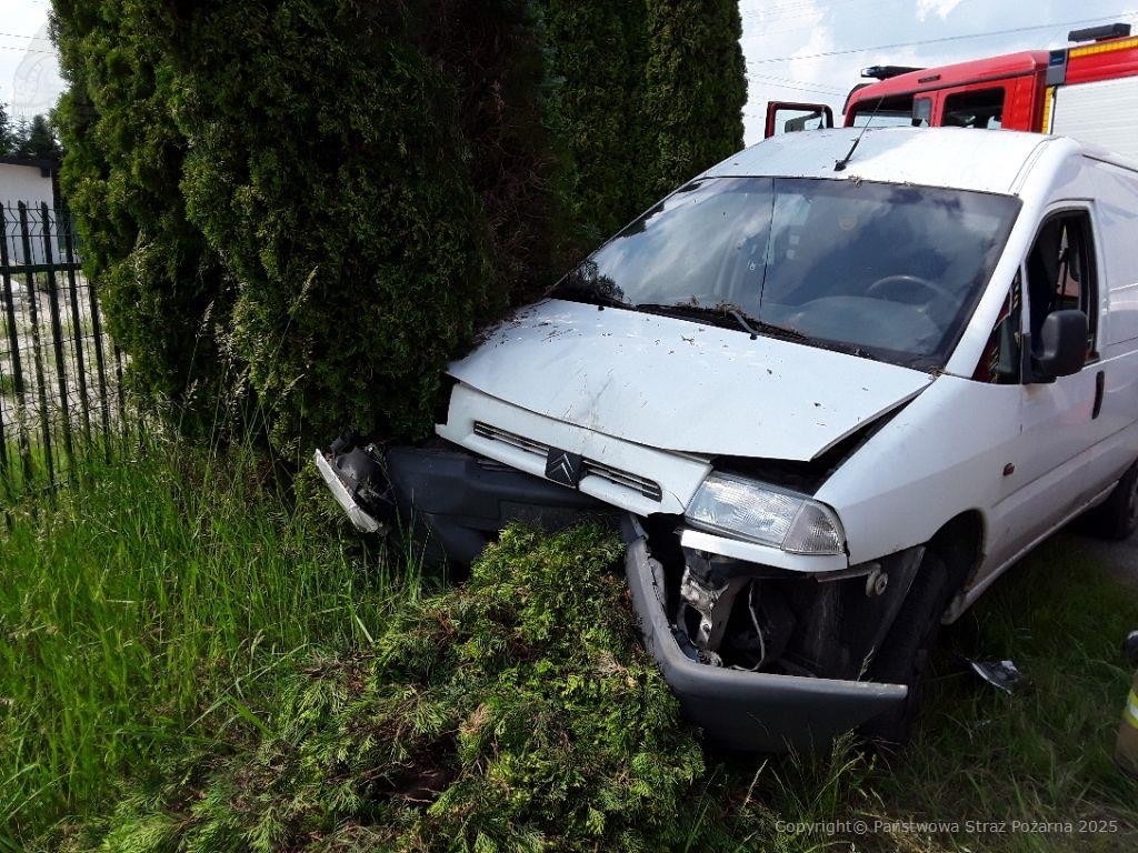 Śmiertelny wypadek w Krzywanicach w powiecie radomszczańskim. Kierowca uderzył w drzewo 1 Śmiertelny wypadek w Krzywanicach w powiecie radomskim. Kierowca uderzył w drzewo