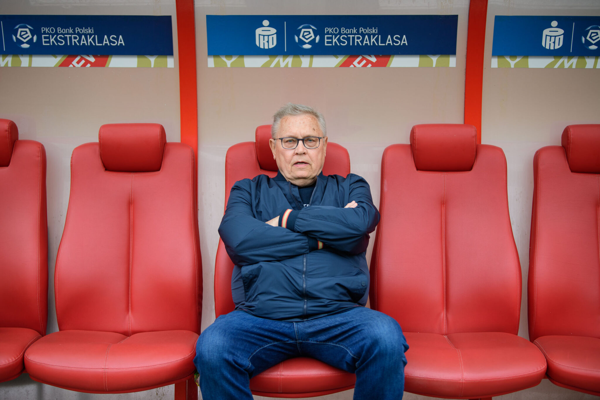 Dariusz Postolski na ławce trenerskiej. Zdjęcie zrobione na stadionie Widzewa Łódź
