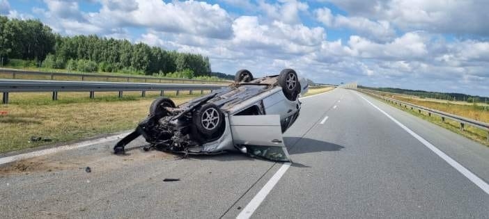 Wypadek na S8. Dachowanie skody