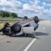 Wypadek na S8. Dachowanie skody