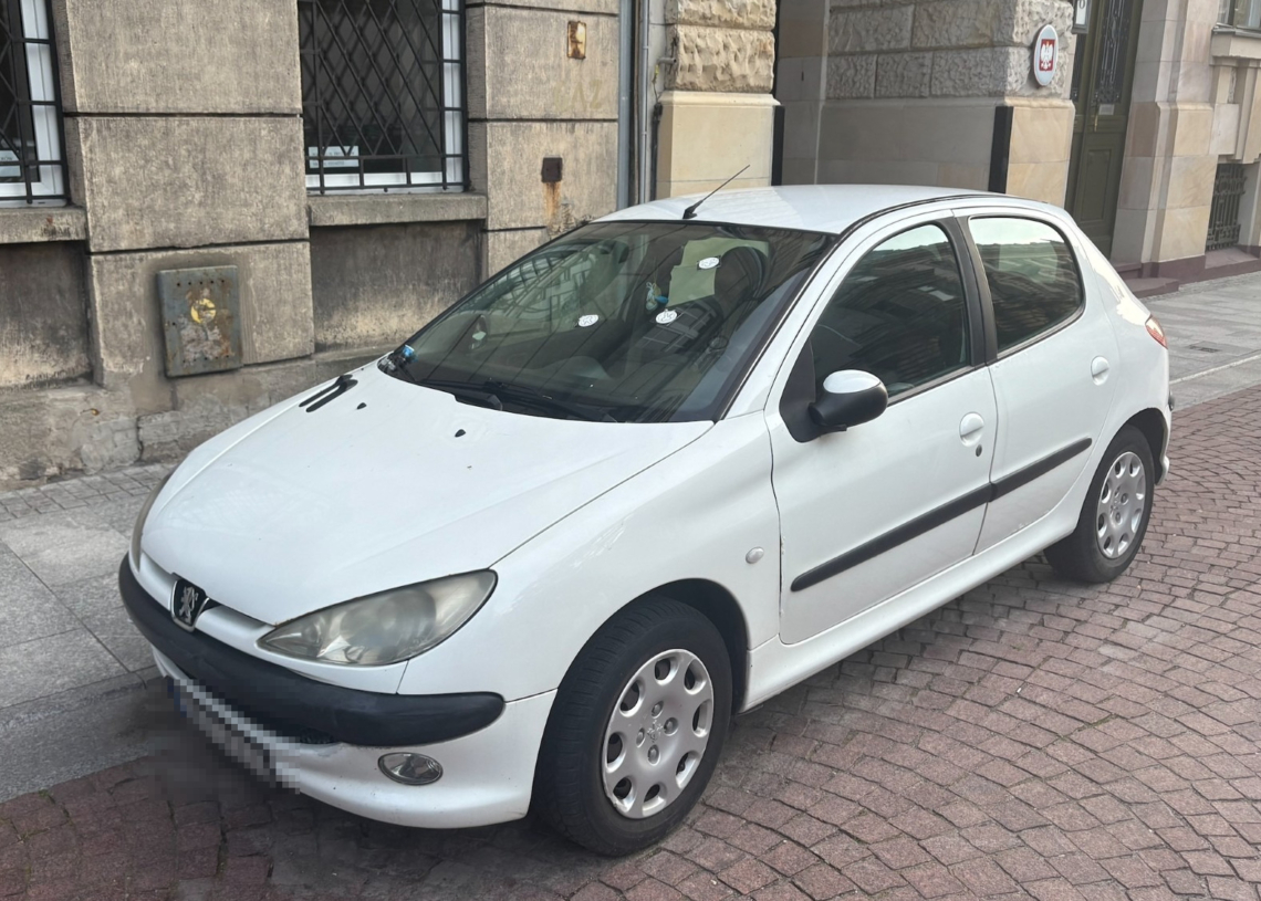 Porzucony samochód przy 6 Sierpnia w Łodzi