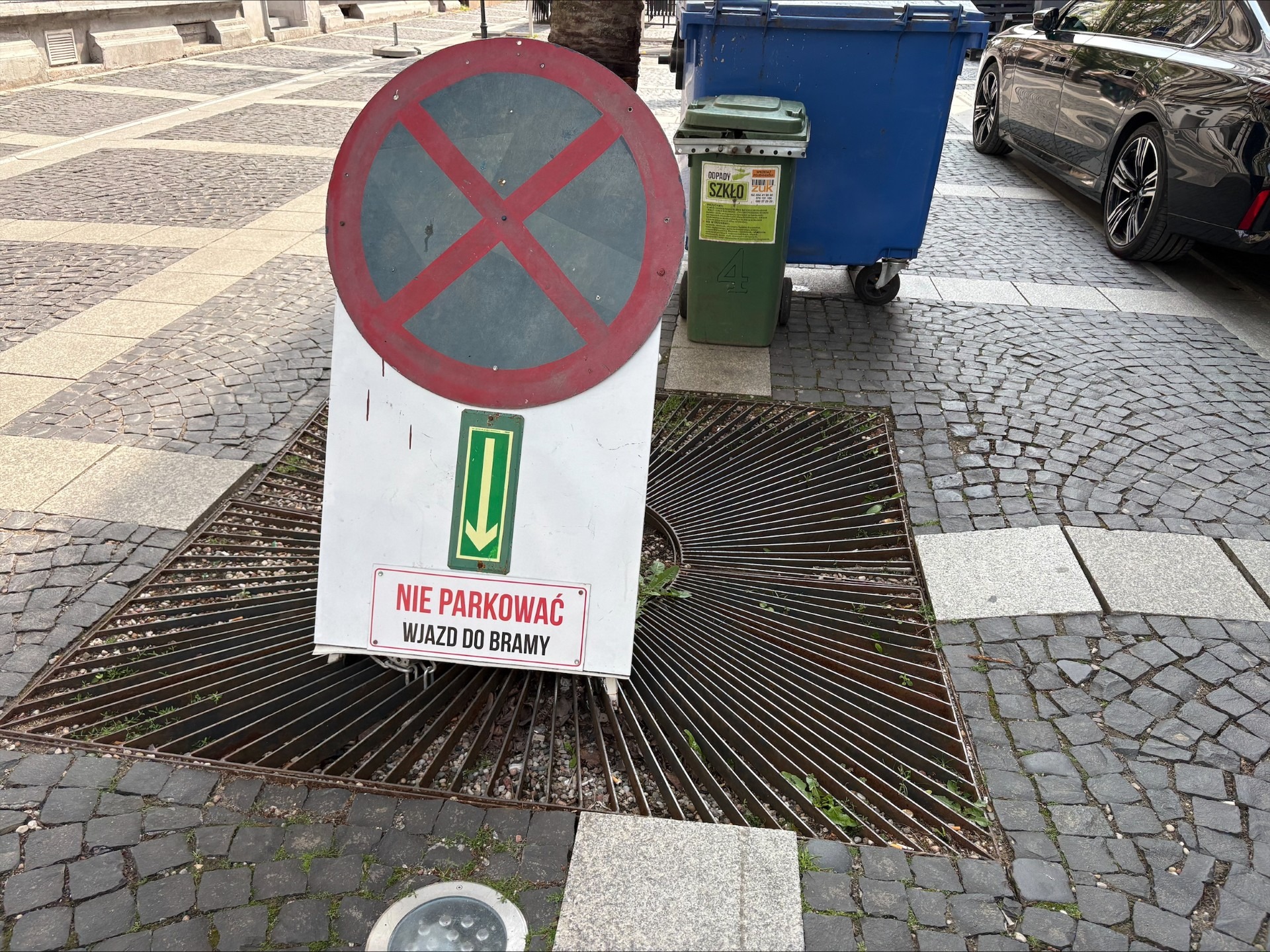 Kartonowy znak zakazu parkowania na łódzkim woonerfie. Mieszkańcy wzięli sprawę swoje ręce 1 Kartonowy znak zakazu parkowania na łódzkim woonerfie. Mieszkańcy wzięli sprawę swoje ręce