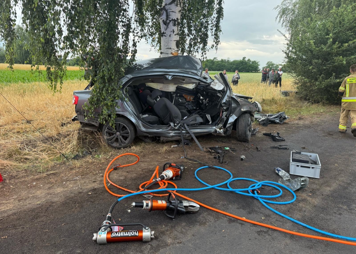 Śmiertelny wypadek w powiecie sieradzkim. Mężczyzna wjechał w drzewo, KP PSP w Sieradzu