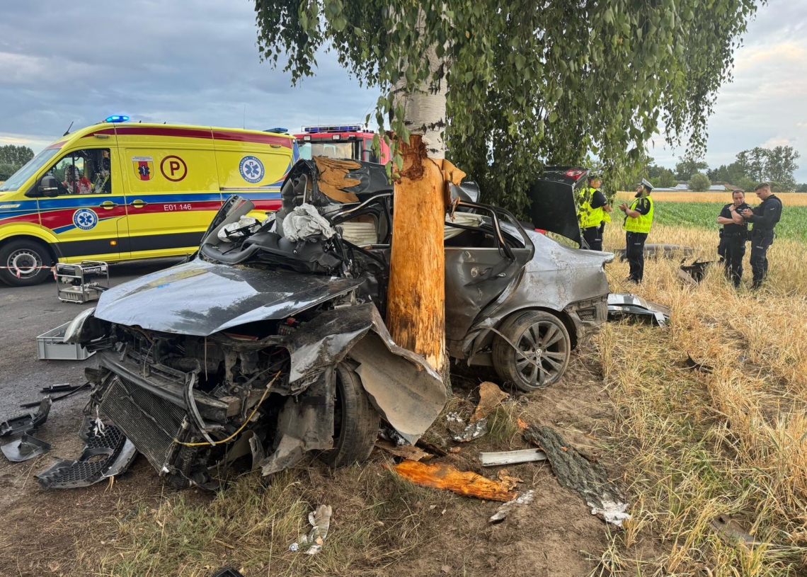 Śmiertelny wypadek w powiecie sieradzkim. Mężczyzna wjechał w drzewo, KP PSP w Sieradzu
