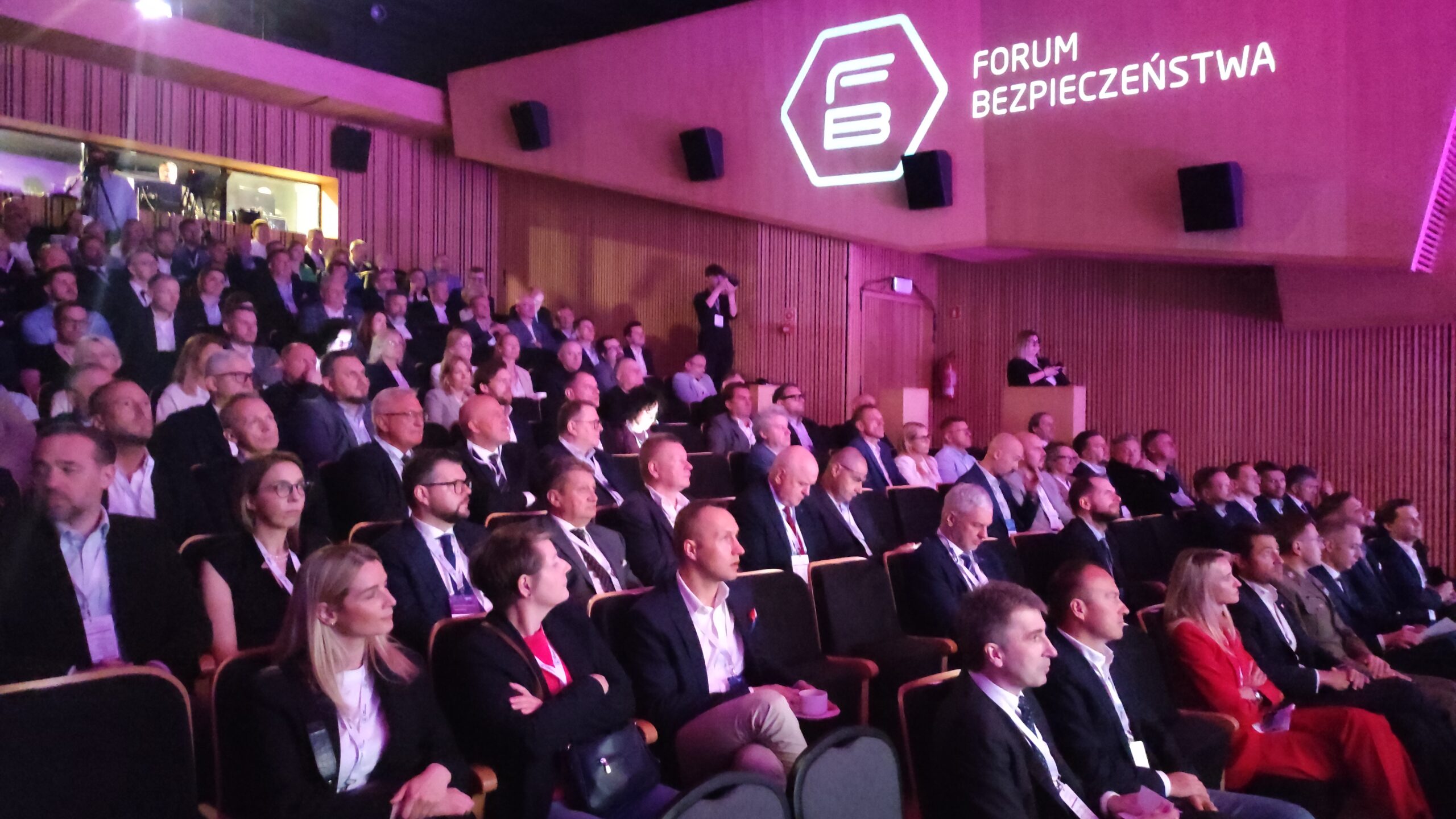 Wiceszef MON na Forum Bezpieczeństwa w Łodzi. „Pracujemy nad działaniami wspierającymi obronność” 3 Forum Bezpieczeństwa w Łodzi. Cezary Tomczyk, wiceszef MON