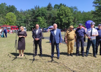Bezpieczne wakacje 2025. Na pikniku w Rawie Mazowieckiej ministrowie apelowali do rodziców [ZDJĘCIA]