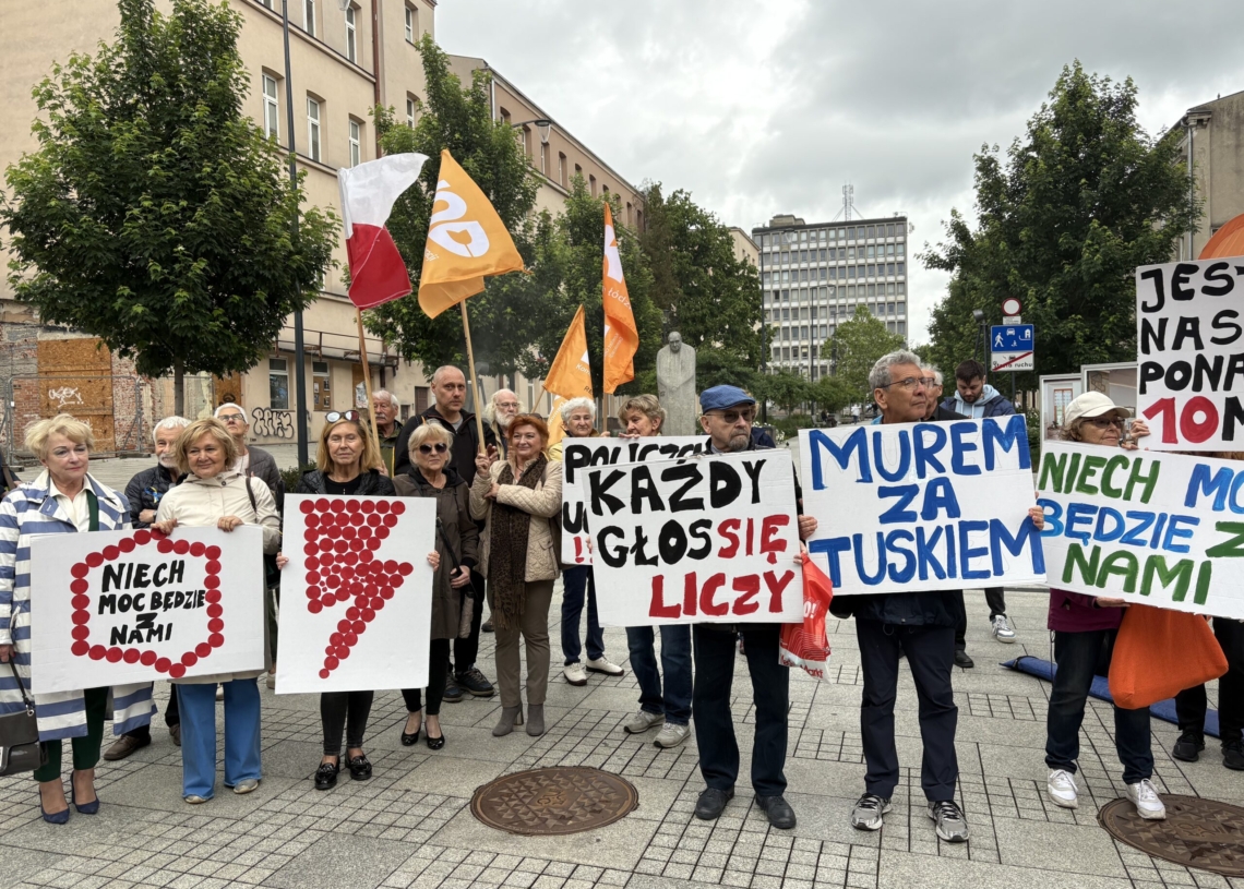 Protest KOD-u w łódzkim Pasażu Schillera. "Chcemy być pewni, że każdy nas głos został policzony"