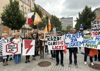 Protest KOD-u w łódzkim Pasażu Schillera. "Chcemy być pewni, że każdy nas głos został policzony"