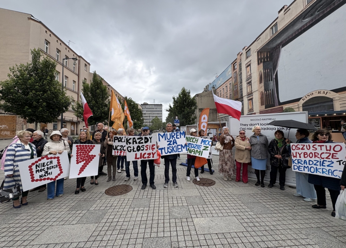 Protest KOD-u w łódzkim Pasażu Schillera. „Chcemy być pewni, że każdy nasz głos został policzony”