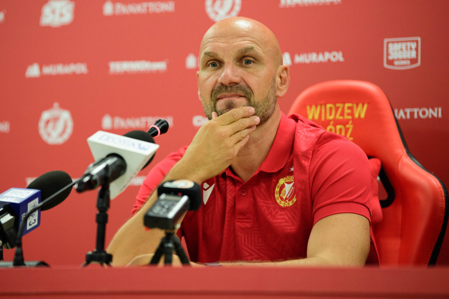 Konferencja Trenera i Trening Widzewa Fot Sebastian Szwajkowski 11