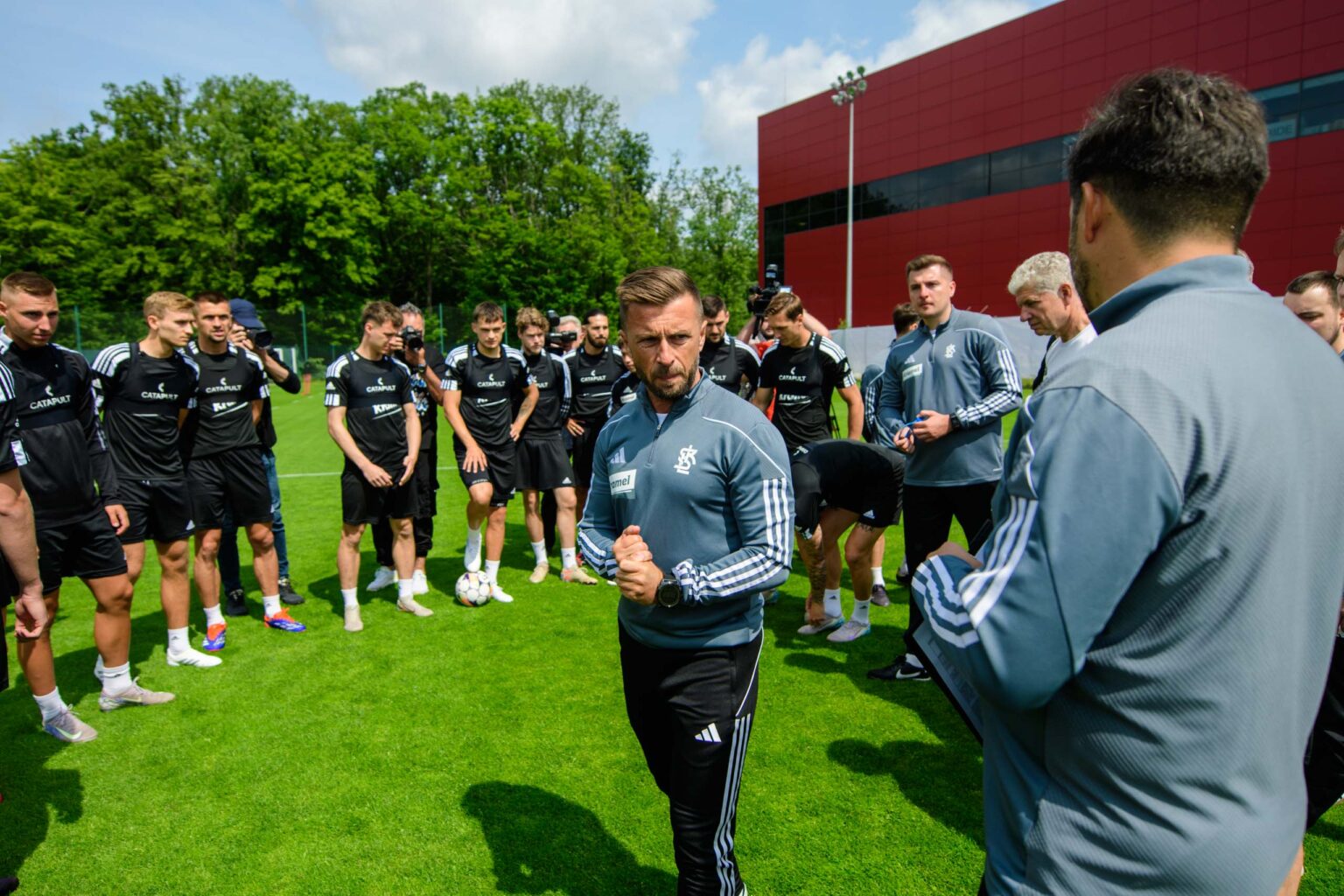 Konferencja trenera Pierwszy Trening LKS Fot Sebastian Szwajkowski 1