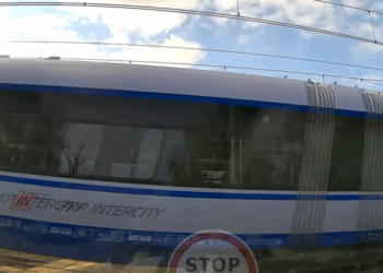 O krok od tragedii na przejeździe kolejowym w Łasku. Pociąg IC przejechał na otwartych rogatkach [WIDEO]