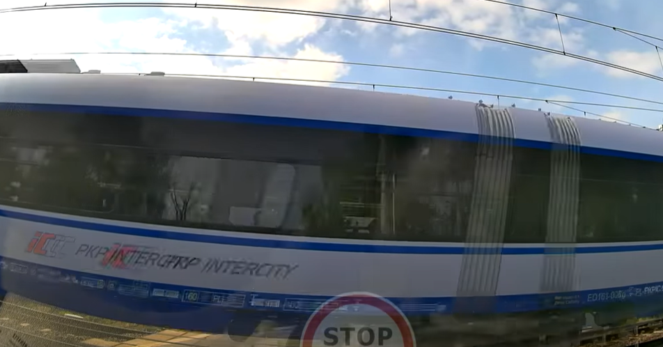 O krok od tragedii na przejeździe kolejowym w Łasku. Pociąg IC przejechał na otwartych rogatkach [WIDEO]