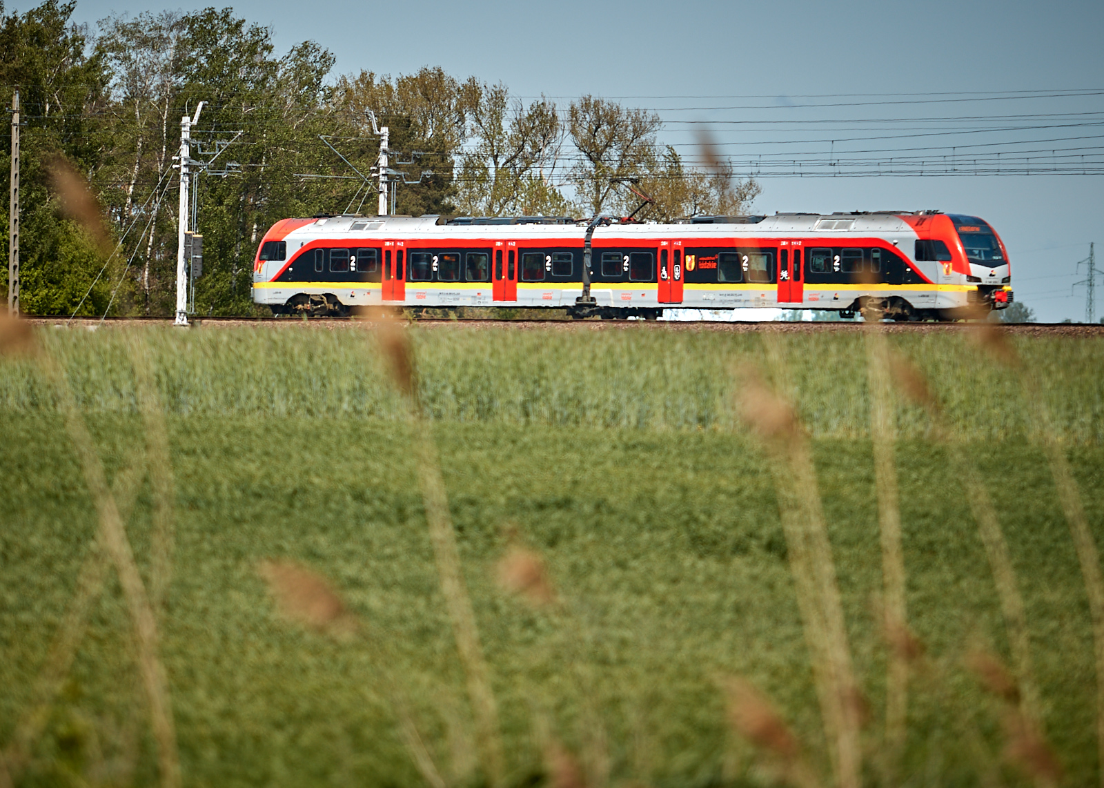 Nad wodę w Łódzkiem. Dokąd dojedziemy pociągiem?