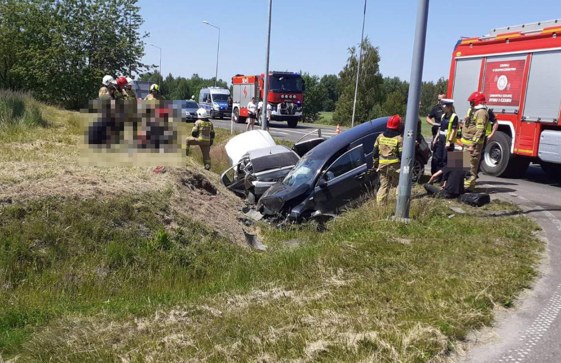 Wypadek na Polnej w Strykowie. 5 osób poszkodowanych, w tym 2 policjantów 1 Wypadek na Polnej w Strykowie. Rannych 5 osób, w tym 2 policjantów