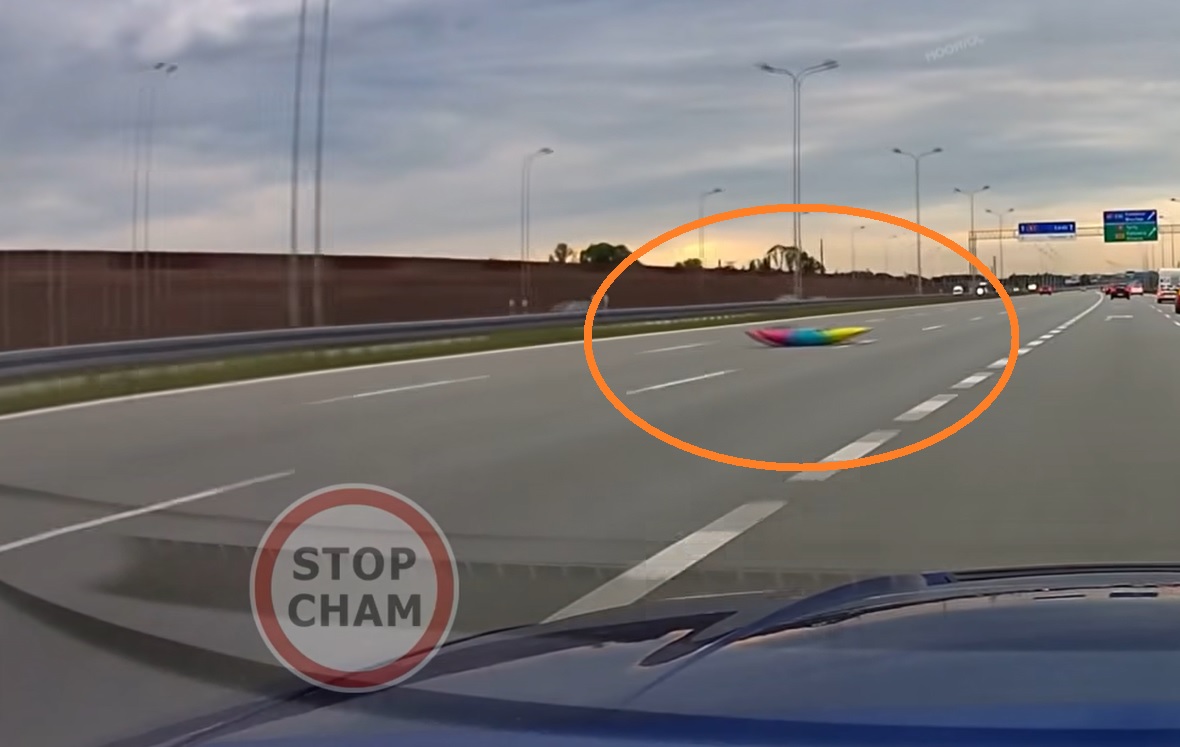 Kajak na środku autostrady. Tego kierowcy się nie spodziewali