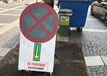 Kartonowy znak zakazu parkowania na łódzkim woonerfie. Mieszkańcy wzięli sprawę swoje ręce