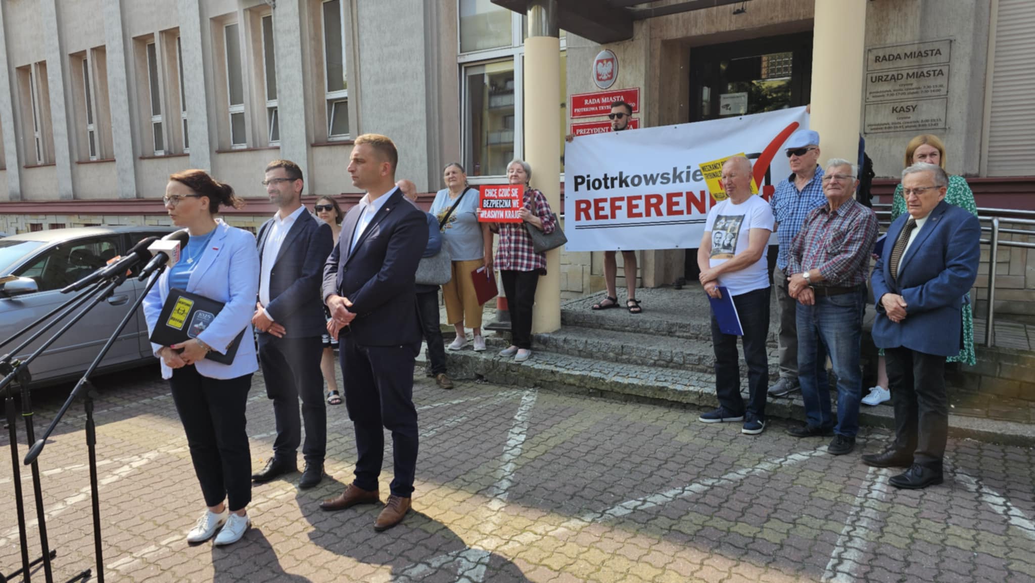 Robert Bąkiewicz w Piotrkowie Trybunalskim mówił o referendum. Prezydent: skazany bojówkarz ma decydować o przyszłości naszego miasta? 2 pt ludzi1e