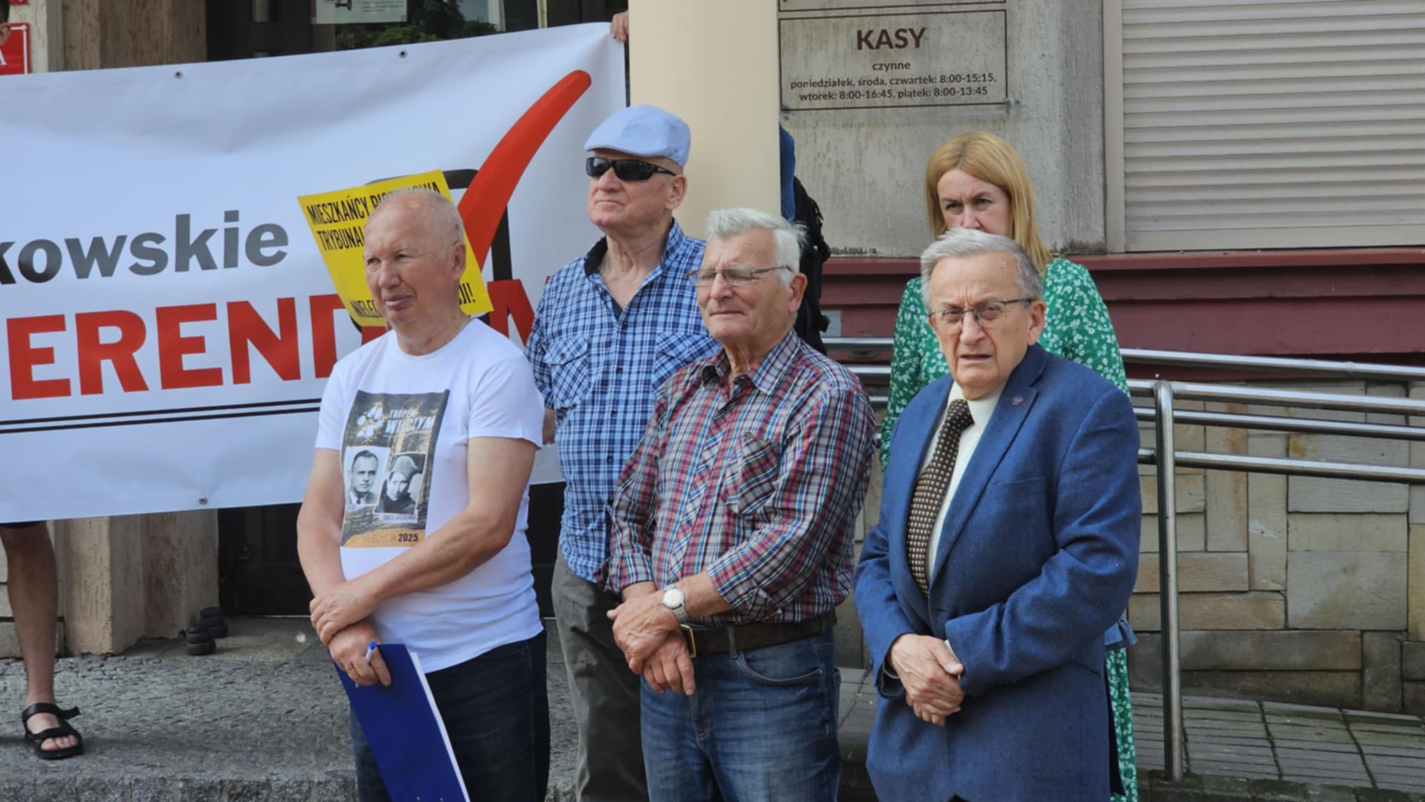 Robert Bąkiewicz w Piotrkowie Trybunalskim mówił o referendum. Prezydent: skazany bojówkarz ma decydować o przyszłości naszego miasta? 4 pt ludzie