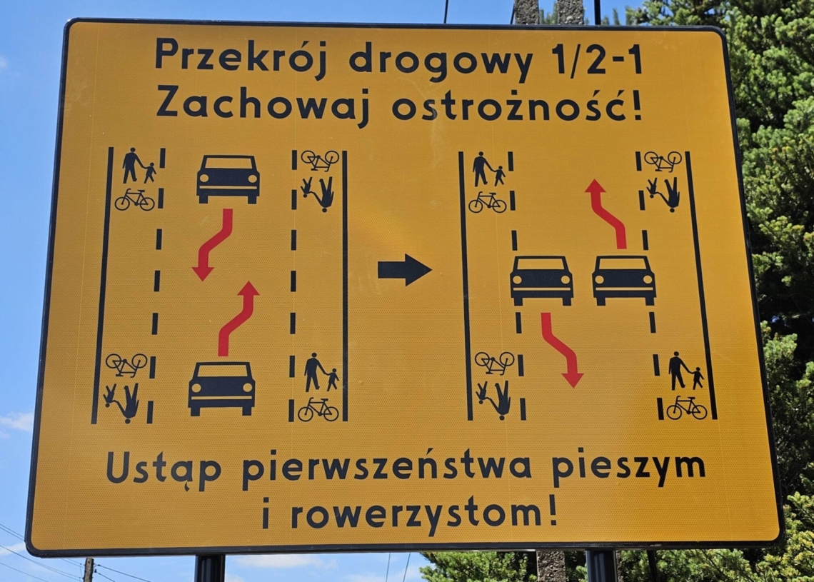 Nowa organizacja ruchu rekompensuje brak chodnika. Oryginalny pomysł na jednej z piotrkowskich ulic