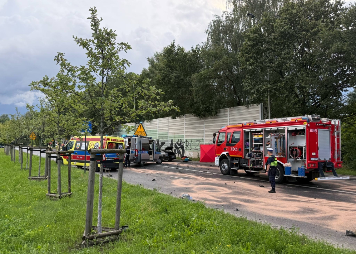 Groźny wypadek na alei Włókniarzy. Zderzenie dwóch osobówek