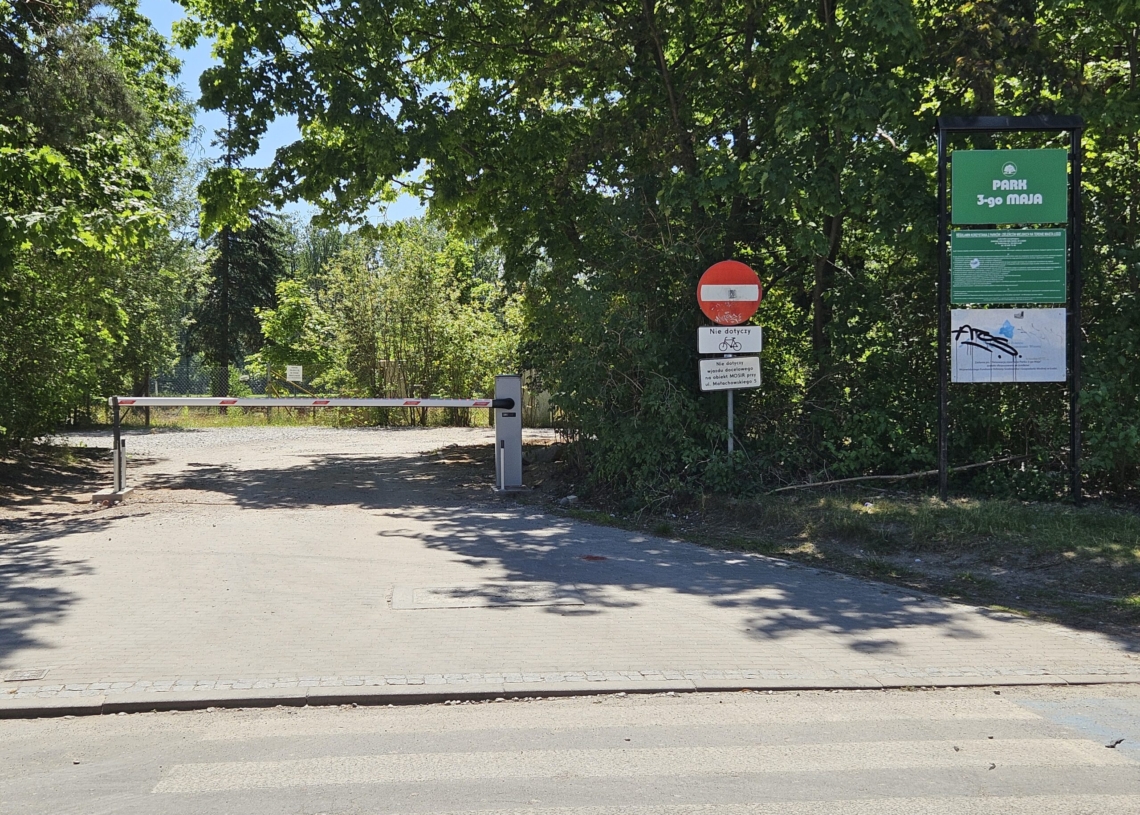 Koniec rozjeżdżania Łodzianki? Na wejściu do Parku 3 Maja stanął szlaban 1 Koniec rozjeżdżania Łodzianki? Na wejściu do Parku 3 Maja stanął szlaban/fot. Seweryn Potentas