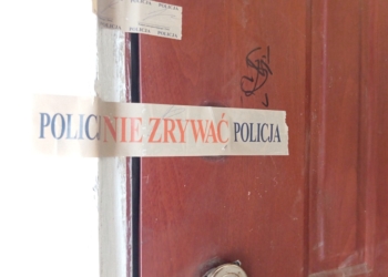 Makabryczne odkrycie w Łodzi. Odnaleziono zwłoki kobiety leżące za kanapą
