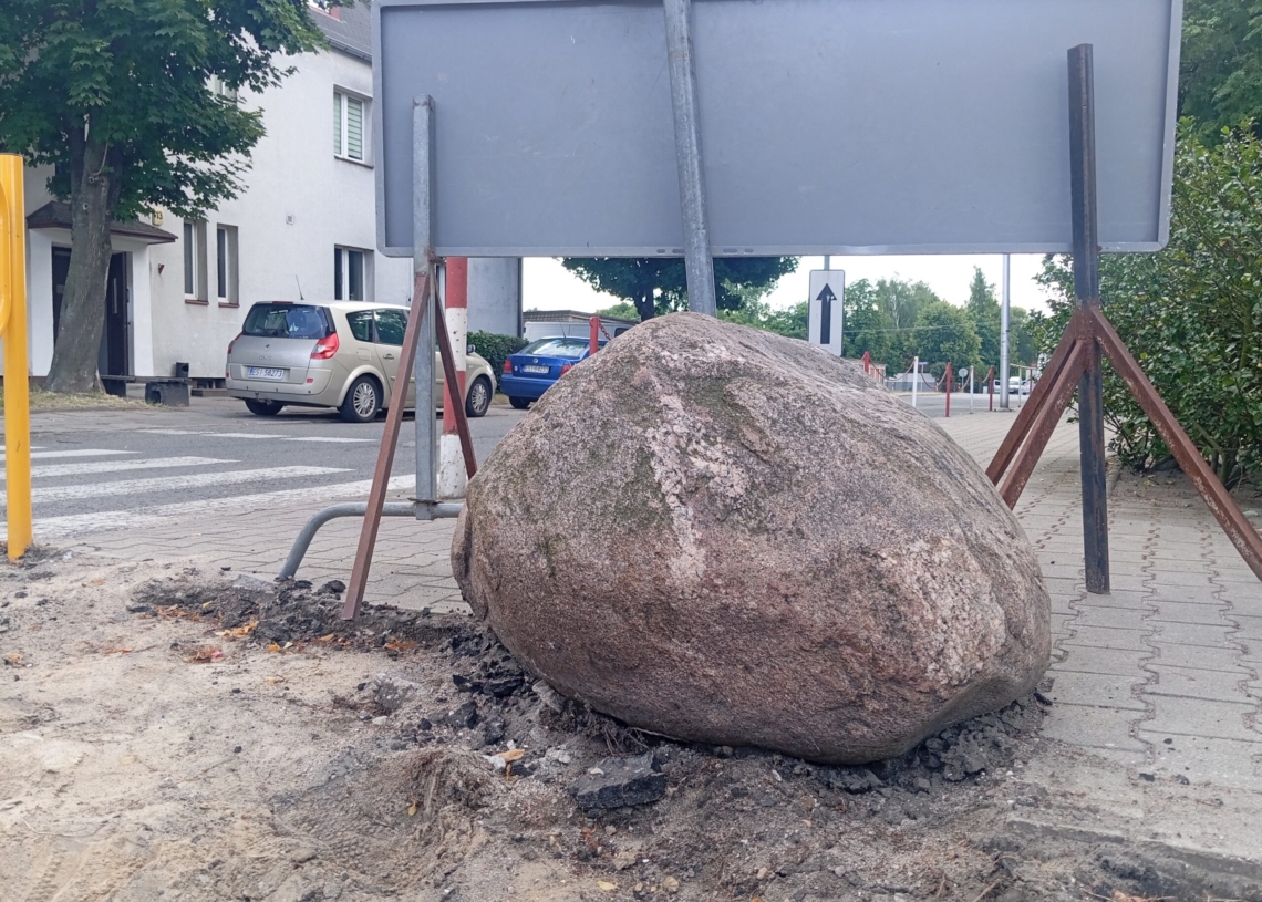 Czy lubiany kamień przy SP nr 4 w Sieradzu zostanie przesunięty ze względu na pobliski na remont?